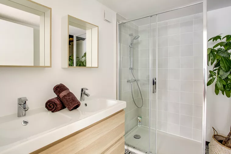 Aménagement de salle de bain sur mesure avec douche italienne et mobilier haut de gamme, Périgueux, BEAUMONT Cuisines Intérieurs Design