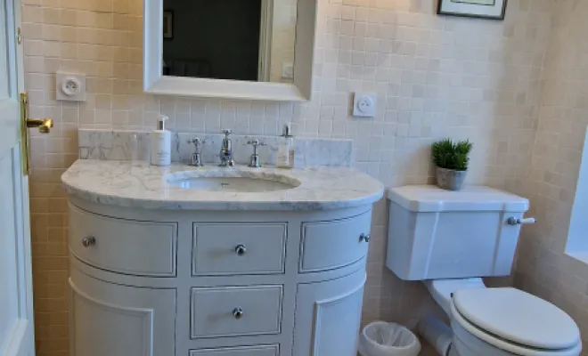 This curved washstand is a luxurious bathroom focal point, with the smooth Carrara marble surface housing an undermounted ceramic sink for a seamless worktop. One false drawer and four functioning ones provide plenty of storage without disrupting the traditional look of this washstand. There’s also a spacious cubby hole and a fixed shelf inside each cupboard.