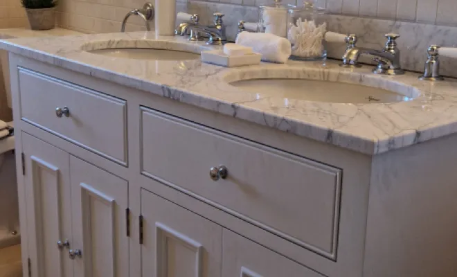 Georgian style cabinets and timeless washstands to elevate your bathroom. Choose from countertop or undermounted sinks, and luxury Carrara marble or timber surfaces. 